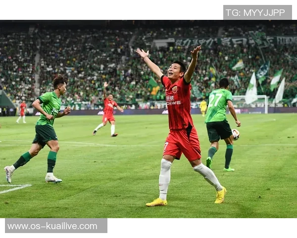 上港与国安激战全场回顾球迷热情助威精彩瞬间不容错过 上港与国安激战全场回顾球迷热情助威精彩瞬间不容错过